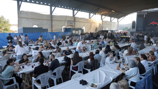 Una gran churrascada abrió las celebraciones en el barrio antes de continuar la noche con mucha música y diversión