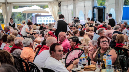 La comida popular y la misa cantada fueron las estrellas de la romería que comenzó la noche del viernes 03 de julio con una sariñada-churrascada