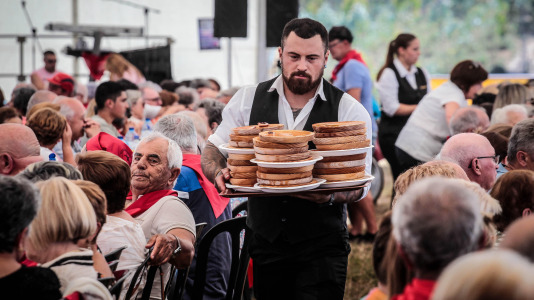 La comida popular y la misa cantada fueron las estrellas de la romería que comenzó la noche del viernes 03 de julio con una sariñada-churrascada