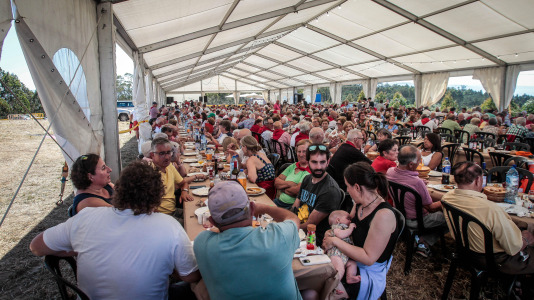 La comida popular y la misa cantada fueron las estrellas de la romería que comenzó la noche del viernes 03 de julio con una sariñada-churrascada