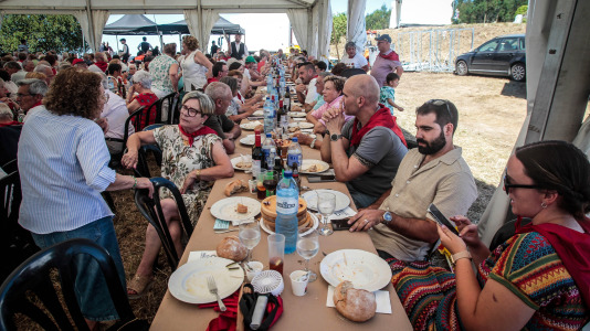 La comida popular y la misa cantada fueron las estrellas de la romería que comenzó la noche del viernes 03 de julio con una sariñada-churrascada