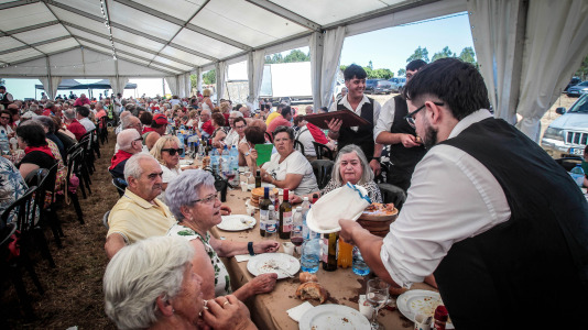 La comida popular y la misa cantada fueron las estrellas de la romería que comenzó la noche del viernes 03 de julio con una sariñada-churrascada