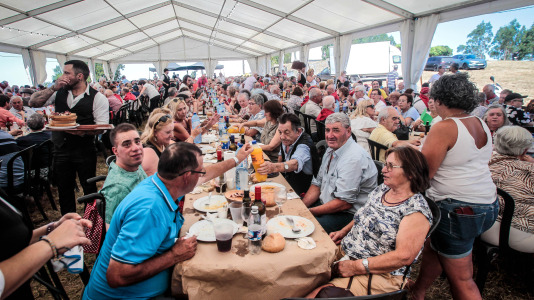 La comida popular y la misa cantada fueron las estrellas de la romería que comenzó la noche del viernes 03 de julio con una sariñada-churrascada