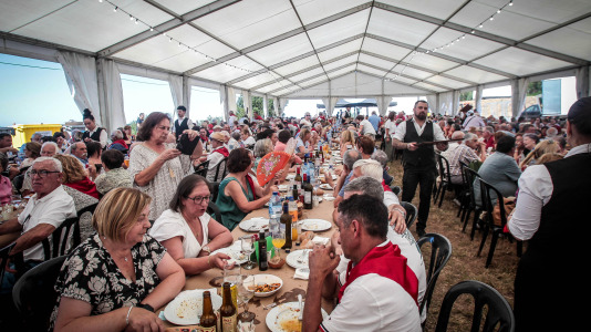 La comida popular y la misa cantada fueron las estrellas de la romería que comenzó la noche del viernes 03 de julio con una sariñada-churrascada