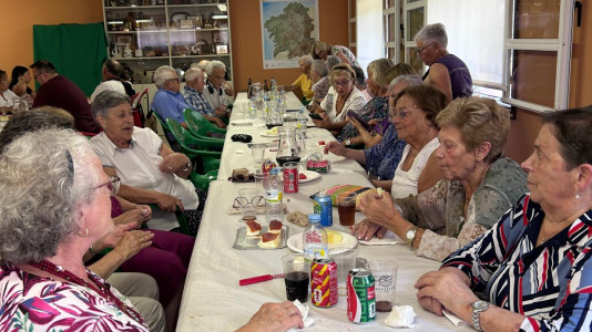 La Asociación de Vecinos organizó una comida y una exposición para mostrar todo lo que han hecho durante el curso los participantes en los diferentes talleres
