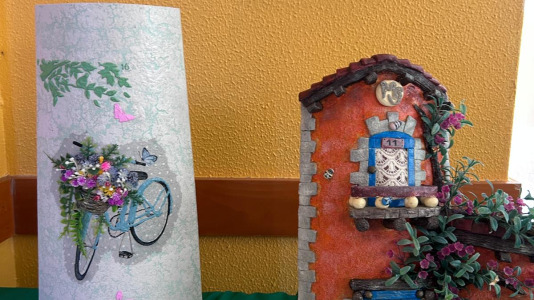 La Asociación de Vecinos organizó una comida y una exposición para mostrar todo lo que han hecho durante el curso los participantes en los diferentes talleres