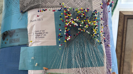 La Asociación de Vecinos organizó una comida y una exposición para mostrar todo lo que han hecho durante el curso los participantes en los diferentes talleres