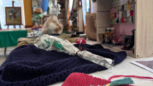 La Asociación de Vecinos organizó una comida y una exposición para mostrar todo lo que han hecho durante el curso los participantes en los diferentes talleres