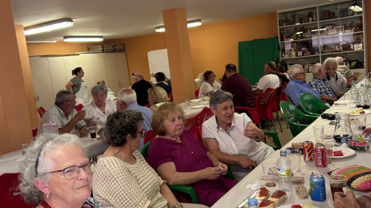 La Asociación de Vecinos organizó una comida y una exposición para mostrar todo lo que han hecho durante el curso los participantes en los diferentes talleres