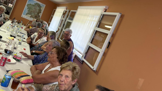 La Asociación de Vecinos organizó una comida y una exposición para mostrar todo lo que han hecho durante el curso los participantes en los diferentes talleres