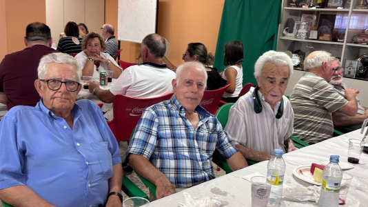 La Asociación de Vecinos organizó una comida y una exposición para mostrar todo lo que han hecho durante el curso los participantes en los diferentes talleres