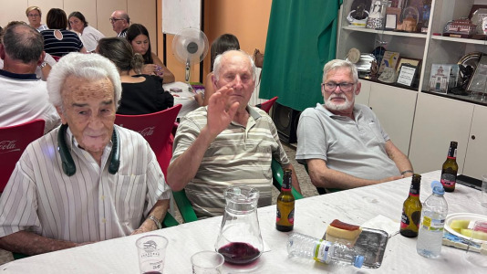 La Asociación de Vecinos organizó una comida y una exposición para mostrar todo lo que han hecho durante el curso los participantes en los diferentes talleres