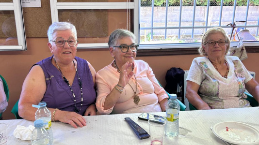 La Asociación de Vecinos organizó una comida y una exposición para mostrar todo lo que han hecho durante el curso los participantes en los diferentes talleres