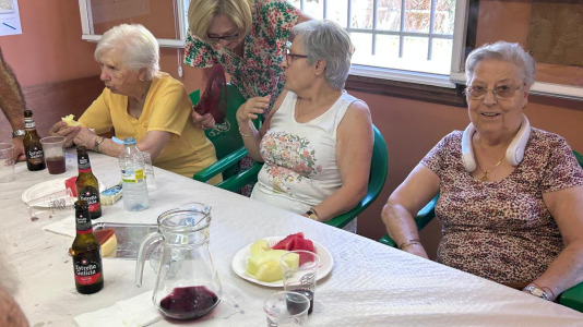 La Asociación de Vecinos organizó una comida y una exposición para mostrar todo lo que han hecho durante el curso los participantes en los diferentes talleres