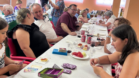 La Asociación de Vecinos organizó una comida y una exposición para mostrar todo lo que han hecho durante el curso los participantes en los diferentes talleres