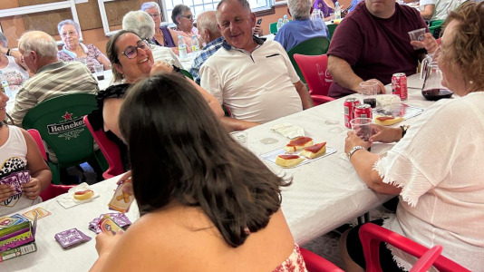 La Asociación de Vecinos organizó una comida y una exposición para mostrar todo lo que han hecho durante el curso los participantes en los diferentes talleres