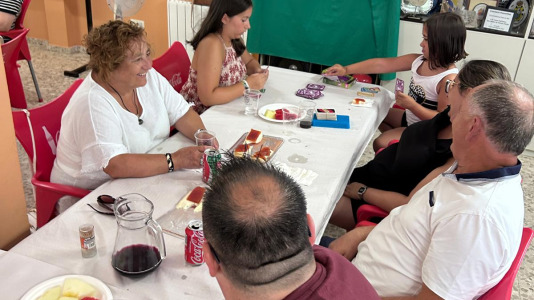 La Asociación de Vecinos organizó una comida y una exposición para mostrar todo lo que han hecho durante el curso los participantes en los diferentes talleres