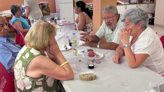 La Asociación de Vecinos organizó una comida y una exposición para mostrar todo lo que han hecho durante el curso los participantes en los diferentes talleres