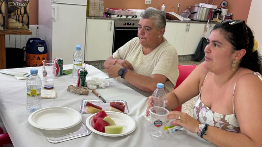 La Asociación de Vecinos organizó una comida y una exposición para mostrar todo lo que han hecho durante el curso los participantes en los diferentes talleres