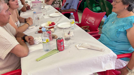 La Asociación de Vecinos organizó una comida y una exposición para mostrar todo lo que han hecho durante el curso los participantes en los diferentes talleres