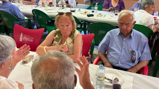 La Asociación de Vecinos organizó una comida y una exposición para mostrar todo lo que han hecho durante el curso los participantes en los diferentes talleres