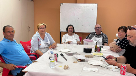 La Asociación de Vecinos organizó una comida y una exposición para mostrar todo lo que han hecho durante el curso los participantes en los diferentes talleres