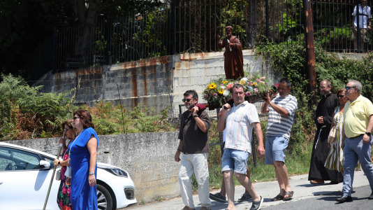 El barrio retó al calor para celebrar la fiesta de su patrón