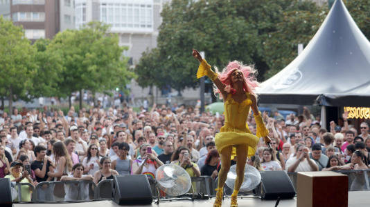 Con la presentación de  La cantante, DJ y drag queen Kika Lorace, una de las grandes referentes de la escena Lgtbi estatal gracias a su estilo reivindicativo, comenzó el festival, este domingo, al más puro estilo Raphael.