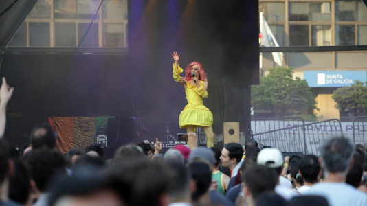 Con la presentación de  La cantante, DJ y drag queen Kika Lorace, una de las grandes referentes de la escena Lgtbi estatal gracias a su estilo reivindicativo, comenzó el festival, este domingo, al más puro estilo Raphael.