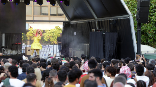 Con la presentación de  La cantante, DJ y drag queen Kika Lorace, una de las grandes referentes de la escena Lgtbi estatal gracias a su estilo reivindicativo, comenzó el festival, este domingo, al más puro estilo Raphael.