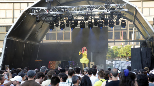 Con la presentación de  La cantante, DJ y drag queen Kika Lorace, una de las grandes referentes de la escena Lgtbi estatal gracias a su estilo reivindicativo, comenzó el festival, este domingo, al más puro estilo Raphael.