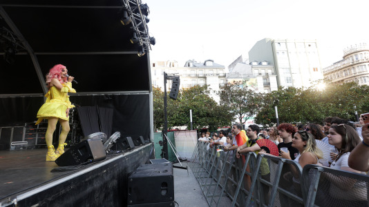 Con la presentación de  La cantante, DJ y drag queen Kika Lorace, una de las grandes referentes de la escena Lgtbi estatal gracias a su estilo reivindicativo, comenzó el festival, este domingo, al más puro estilo Raphael.