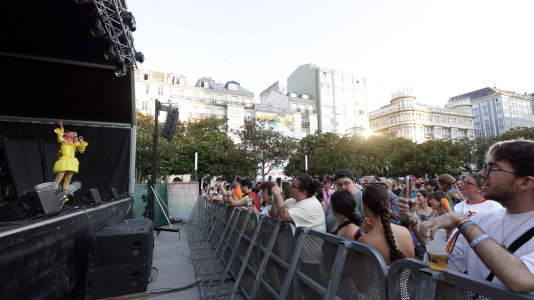 Con la presentación de  La cantante, DJ y drag queen Kika Lorace, una de las grandes referentes de la escena Lgtbi estatal gracias a su estilo reivindicativo, comenzó el festival, este domingo, al más puro estilo Raphael.