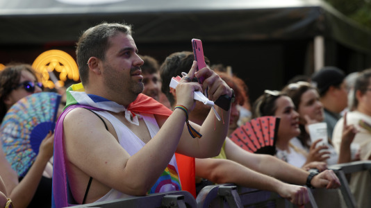 Con la presentación de  La cantante, DJ y drag queen Kika Lorace, una de las grandes referentes de la escena Lgtbi estatal gracias a su estilo reivindicativo, comenzó el festival, este domingo, al más puro estilo Raphael.