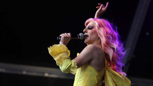Con la presentación de  La cantante, DJ y drag queen Kika Lorace, una de las grandes referentes de la escena Lgtbi estatal gracias a su estilo reivindicativo, comenzó el festival, este domingo, al más puro estilo Raphael.