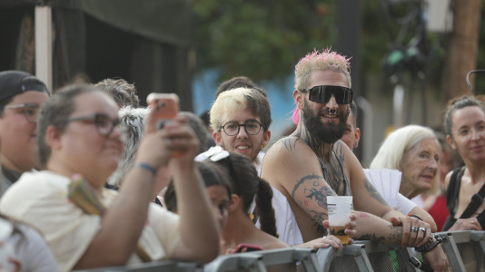 Con la presentación de  La cantante, DJ y drag queen Kika Lorace, una de las grandes referentes de la escena Lgtbi estatal gracias a su estilo reivindicativo, comenzó el festival, este domingo, al más puro estilo Raphael.