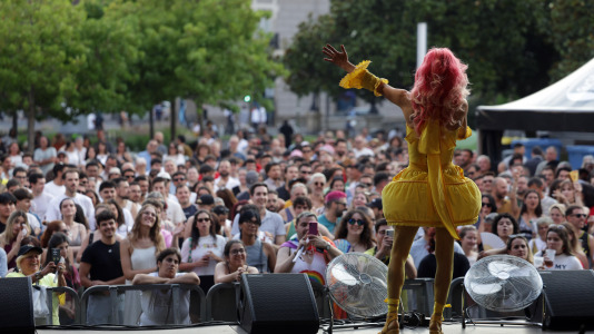 Con la presentación de  La cantante, DJ y drag queen Kika Lorace, una de las grandes referentes de la escena Lgtbi estatal gracias a su estilo reivindicativo, comenzó el festival, este domingo, al más puro estilo Raphael.