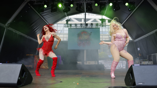 La segunda jornada festejó el ‘Atlantic Drag!’, un homenaje al talento drag local y su fuerza escénica en el que un total de once reinas del transformismo