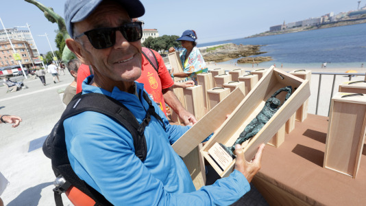 El grupo de jubilados conocido como Los Golfiños que desde hace años se reúnen en Riazor para bañarse en la playa, recibió la mañana de este martes un homenaje: Valentina; una figura de bronce que desde el Paseo Marítimo invita a tomar un baño en el mar