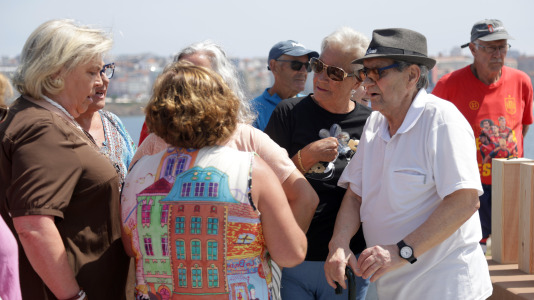 El grupo de jubilados conocido como Los Golfiños que desde hace años se reúnen en Riazor para bañarse en la playa, recibió la mañana de este martes un homenaje: Valentina; una figura de bronce que desde el Paseo Marítimo invita a tomar un baño en el mar