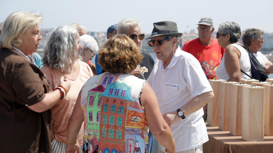 El grupo de jubilados conocido como Los Golfiños que desde hace años se reúnen en Riazor para bañarse en la playa, recibió la mañana de este martes un homenaje: Valentina; una figura de bronce que desde el Paseo Marítimo invita a tomar un baño en el mar
