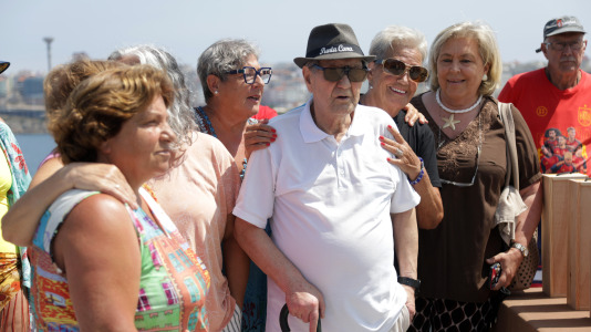 El grupo de jubilados conocido como Los Golfiños que desde hace años se reúnen en Riazor para bañarse en la playa, recibió la mañana de este martes un homenaje: Valentina; una figura de bronce que desde el Paseo Marítimo invita a tomar un baño en el mar