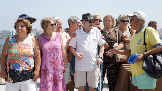 El grupo de jubilados conocido como Los Golfiños que desde hace años se reúnen en Riazor para bañarse en la playa, recibió la mañana de este martes un homenaje: Valentina; una figura de bronce que desde el Paseo Marítimo invita a tomar un baño en el mar