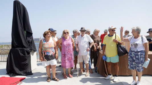 El grupo de jubilados conocido como Los Golfiños que desde hace años se reúnen en Riazor para bañarse en la playa, recibió la mañana de este martes un homenaje: Valentina; una figura de bronce que desde el Paseo Marítimo invita a tomar un baño en el mar