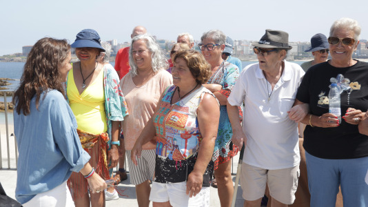 El grupo de jubilados conocido como Los Golfiños que desde hace años se reúnen en Riazor para bañarse en la playa, recibió la mañana de este martes un homenaje: Valentina; una figura de bronce que desde el Paseo Marítimo invita a tomar un baño en el mar