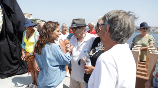 El grupo de jubilados conocido como Los Golfiños que desde hace años se reúnen en Riazor para bañarse en la playa, recibió la mañana de este martes un homenaje: Valentina; una figura de bronce que desde el Paseo Marítimo invita a tomar un baño en el mar