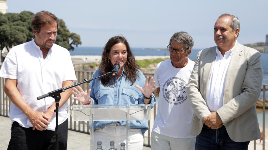 El grupo de jubilados conocido como Los Golfiños que desde hace años se reúnen en Riazor para bañarse en la playa, recibió la mañana de este martes un homenaje: Valentina; una figura de bronce que desde el Paseo Marítimo invita a tomar un baño en el mar