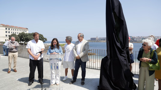 El grupo de jubilados conocido como Los Golfiños que desde hace años se reúnen en Riazor para bañarse en la playa, recibió la mañana de este martes un homenaje: Valentina; una figura de bronce que desde el Paseo Marítimo invita a tomar un baño en el mar