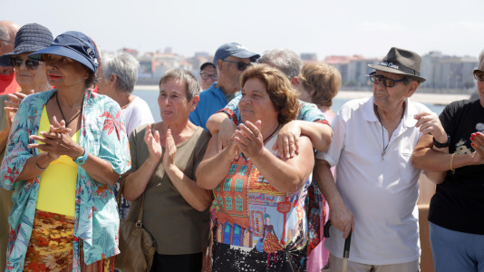 El grupo de jubilados conocido como Los Golfiños que desde hace años se reúnen en Riazor para bañarse en la playa, recibió la mañana de este martes un homenaje: Valentina; una figura de bronce que desde el Paseo Marítimo invita a tomar un baño en el mar