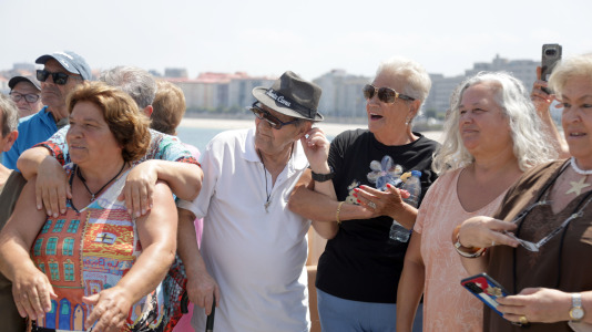 El grupo de jubilados conocido como Los Golfiños que desde hace años se reúnen en Riazor para bañarse en la playa, recibió la mañana de este martes un homenaje: Valentina; una figura de bronce que desde el Paseo Marítimo invita a tomar un baño en el mar